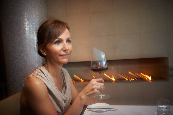Ihr Date sollte jetzt kommen. eine attraktive Frau wartet in einem Restaurant auf ihr Date - Foto, Bild