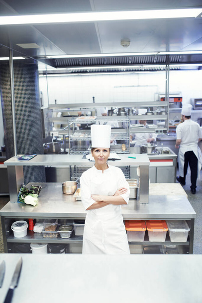 Mi cocina es una máquina bien engrasada. Retrato de un chef en una cocina profesional - Foto, Imagen