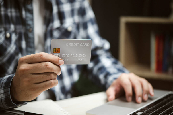 business finance betaling digitale technologie online commerce banking concept Man met credit card betalen en winkelen met geld transfer. - Foto, afbeelding