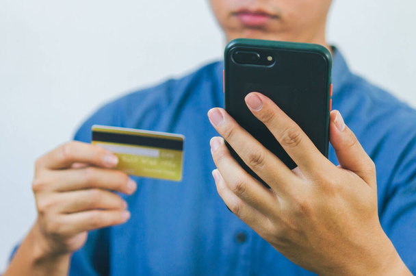 Online nakupování digitální bankovnictví pomocí kreditní karty a mobilní smartphone e-commerce koncept. - Fotografie, Obrázek