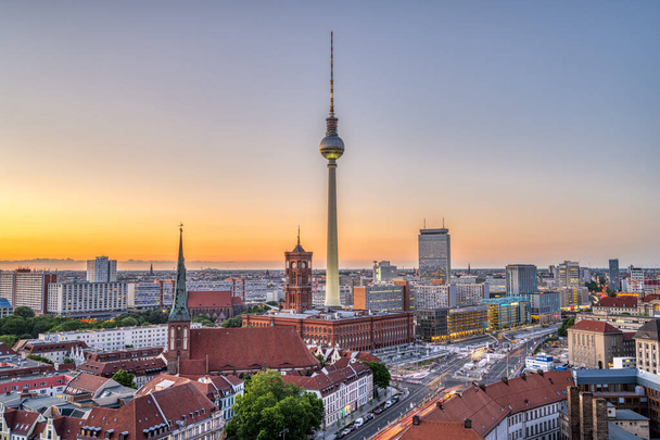 Het centrum van Berlijn met de beroemde TV Tower na zonsondergang - Foto, afbeelding