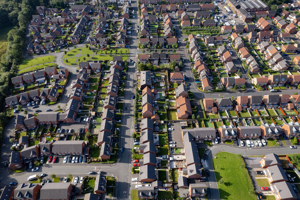 Maisons Aériennes Résidentiel Angleterre Britannique Drone Au-dessus De La Vue Été Blue Sky Estate Agent 2022 - Photo, image