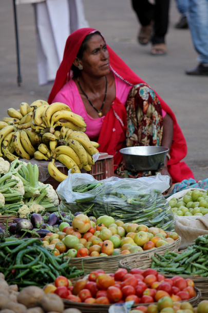 Intialainen nainen myy hedelmiä ja vihanneksia kadulla
 - Valokuva, kuva