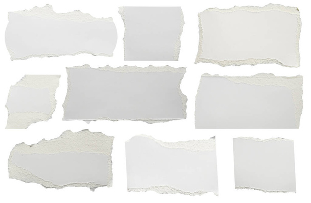 白い背景に隔離された白い裂けた紙の縁のストリップ - 写真・画像