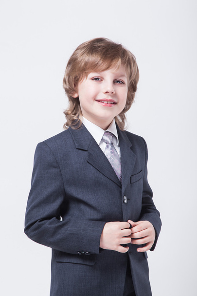 energický mladý úspěšný podnikatel v klasický oblek, s úsměvem - Fotografie, Obrázek