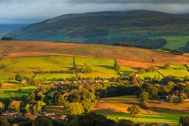 Vista del piccolo villaggio di Sedbergh. Tramonto su verdi colline nello Yorkshire Dales, Cumbria. Paesaggio rurale, Regno Unito settentrionale. - Foto, immagini