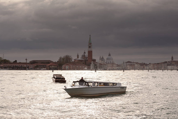 Βενετία, Ιταλία - 21 Απριλίου: Άποψη της γραφικής λιμνοθάλασσας της Βενετίας στις 21 Απριλίου 2022 - Φωτογραφία, εικόνα