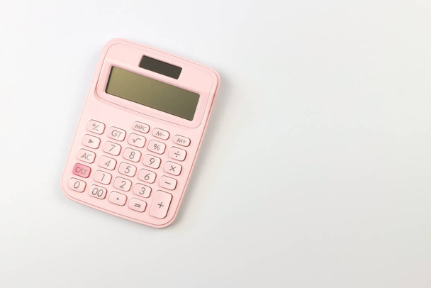 Vista dall'alto del calcolatore rosa isolato su sfondo bianco. - Foto, immagini