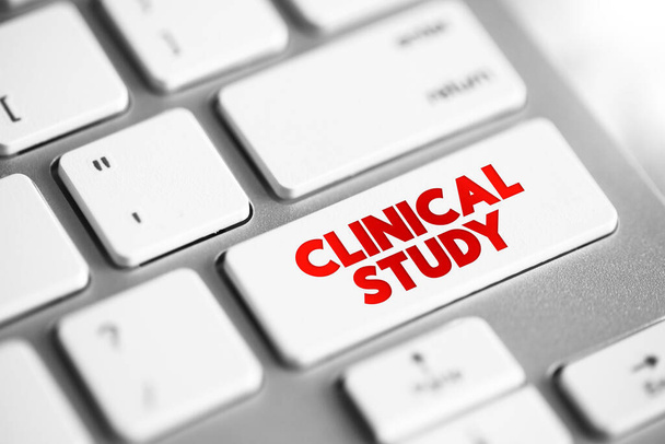 Klinische studie - type onderzoek dat test hoe goed nieuwe medische benaderingen werken bij mensen, tekst concept knop op toetsenbord - Foto, afbeelding