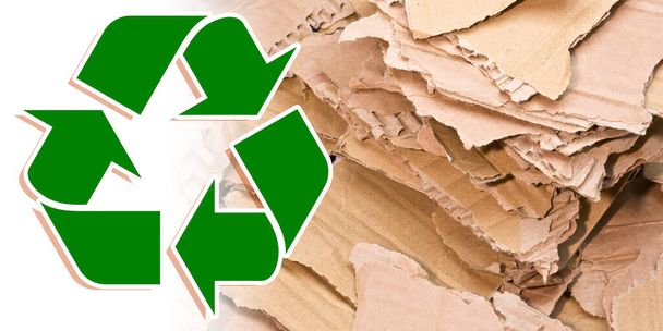 Carton déchiré prêt à être recyclé - concept de récupération et de recyclage avec symbole de recyclage - Photo, image