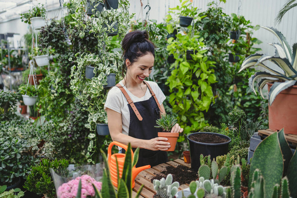 Woman working in a garden center - Valokuva, kuva