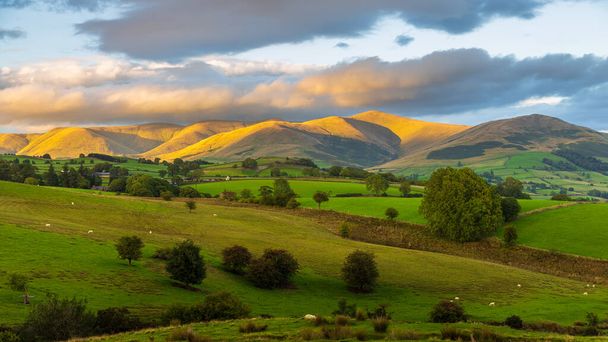 Vista del pequeño pueblo Sedbergh. Puesta de sol sobre verdes colinas en Yorkshire Dales, Cumbria. Paisaje rural, norte del Reino Unido. - Foto, imagen