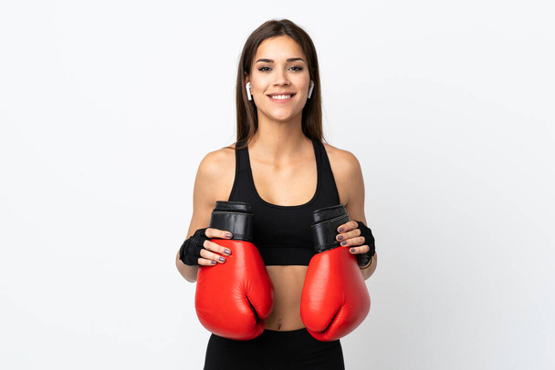 Fiatal sport nő elszigetelt fehér háttér boksz kesztyű - Fotó, kép