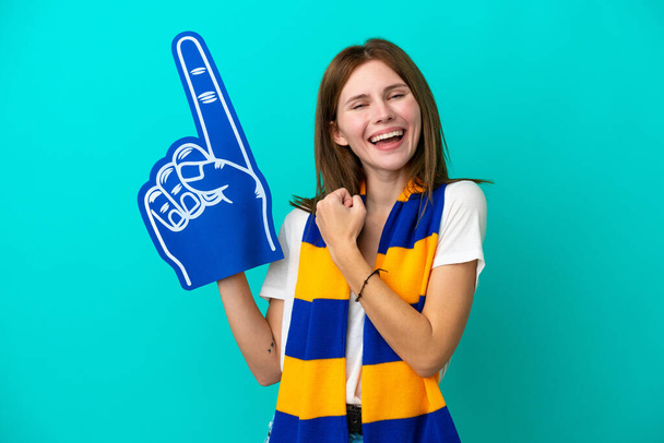 Nuori urheilun fani nainen eristetty sinisellä taustalla juhlii voittoa - Valokuva, kuva