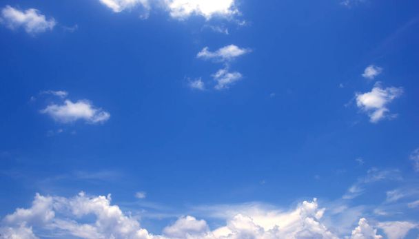 modrá obloha mraky plovoucí krásná příroda široký úhel obloha otevřený prostor pozadí ilustrace design - Fotografie, Obrázek
