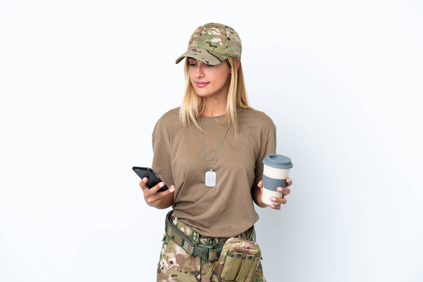 Військова жінка з тегом для собак ізольована на білому тлі, тримає каву, щоб забрати і мобільний
 - Фото, зображення
