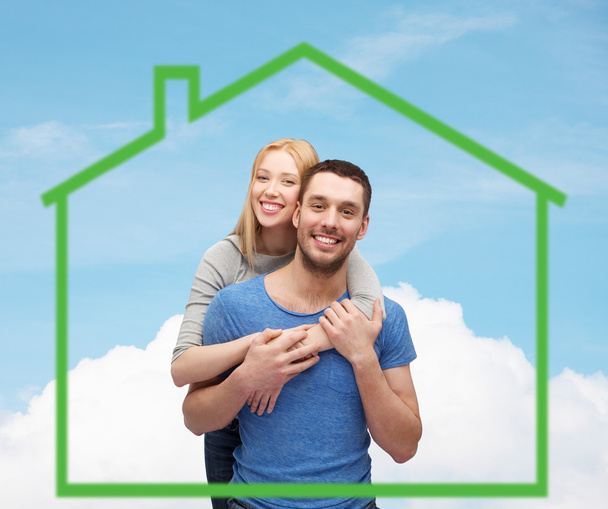 緑の家を抱いて笑顔のカップル - 写真・画像