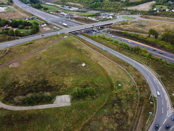 Вид с воздуха на британские автомагистрали m1 J11a, вид с камеры дрона  - Фото, изображение