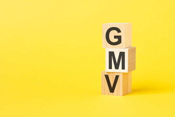 GMV - teksti puukuutioissa, keltaisella pohjalla. Bruttokauppaarvon käsite - Valokuva, kuva