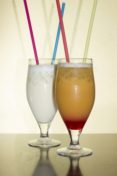 ein Paar Gläser gefüllt mit leckeren Cocktails - Foto, Bild