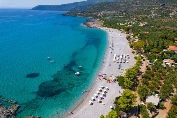 Luftaufnahme des Ritsa-Strandes in der Nähe des Dorfes Kardamili in Messinian Mani, Peloponnes, Griechenland - Foto, Bild