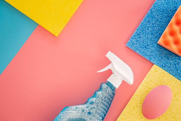 Προϊόντα καθαρισμού σπιτιού σε ροζ φόντο, επίπεδη lay, μινιμαλισμός. - Φωτογραφία, εικόνα