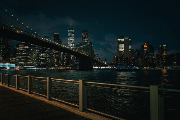 View of the Manhattan skyline and Brooklyn Bridge from Dumbo, Brooklyn, New York - Foto, afbeelding