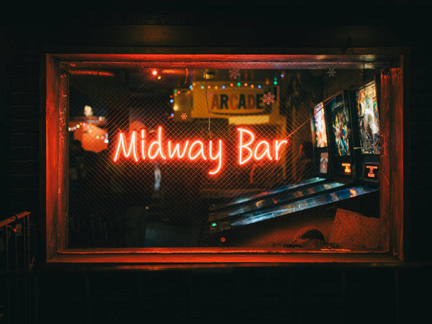 Midway Bar neon sign at night, in Williamsburg, Brooklyn, New York - Foto, immagini
