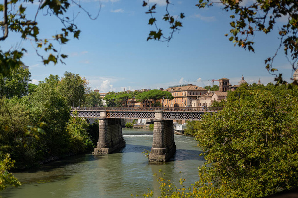 Ponte (Bridge) Palatino, also known as English Bridge, that connects the districts of Ripa and Trastevere. It is called so because of the left-hand movement of motor vehicles. - Foto, Imagem