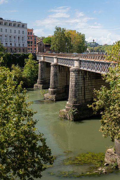 Ponte (Brug) Palatino, ook bekend als Engelse Brug, die de districten Ripa en Trastevere met elkaar verbindt. Het heet zo vanwege de linkse beweging van motorvoertuigen.. - Foto, afbeelding