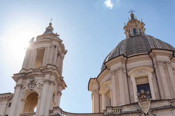 Sant'Agnese in Agone (Sant'Agnese in Piazza Navona) is a 17th-century Baroque church in Rome, Italy. It faces onto the Piazza Navona, one of the main urban spaces in the historic centre of the city - Foto, Imagem