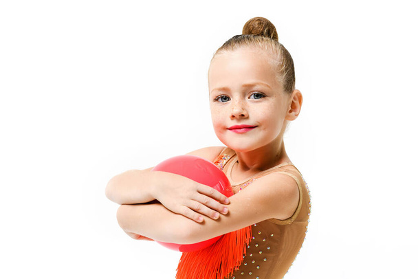 Petite fille gymnaste studio portrait avec balle en caoutchouc, acrobaties artistiques et sport professionnel pour enfants - Photo, image
