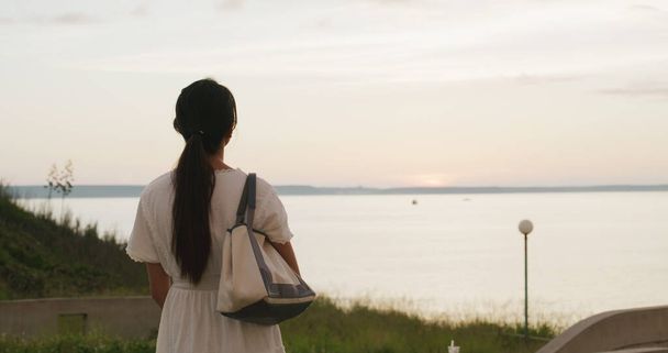 Žena pohled na moře v západu slunce - Fotografie, Obrázek