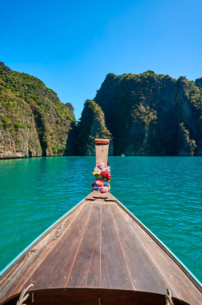 Pileh Lagoon 'un manzarası, Tayland' ın Phi Phi Adaları 'ndaki ünlü bir turistik bölge. - Fotoğraf, Görsel