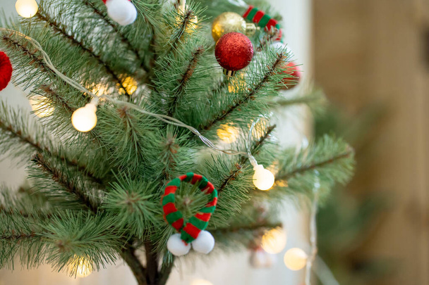 Yeni yıl hediyesi ve Noel ağacı kırmızı ve altın topla süslenir. - Fotoğraf, Görsel