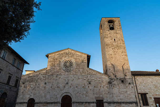 L'église de S. Tommaso Apostolo, construite dans le style roman, se trouve sur le côté de la place homonyme qui abrite les restes de l'amphithéâtre romain d'Ascoli Piceno, inhumé en 1974. - Photo, image