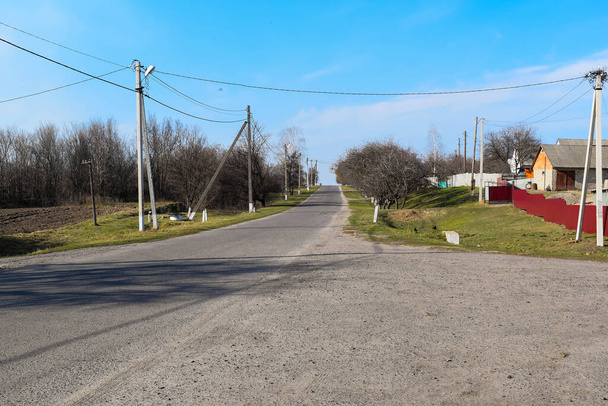 Sonbaharda gün içinde köyde terk edilmiş bir yol. - Fotoğraf, Görsel