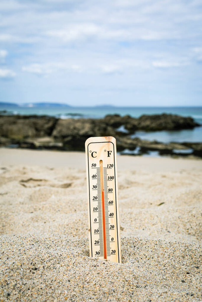 Θερμόμετρο στην παραλία με υψηλές θερμοκρασίες. Αλλαγή του κλίματος. Το φαινόμενο του θερμοκηπίου. Οικολογικά προβλήματα του πλανήτη. - Φωτογραφία, εικόνα