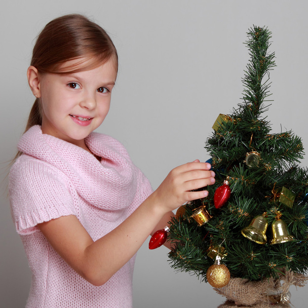 Smiling girl near a Christmas tree - Fotó, kép