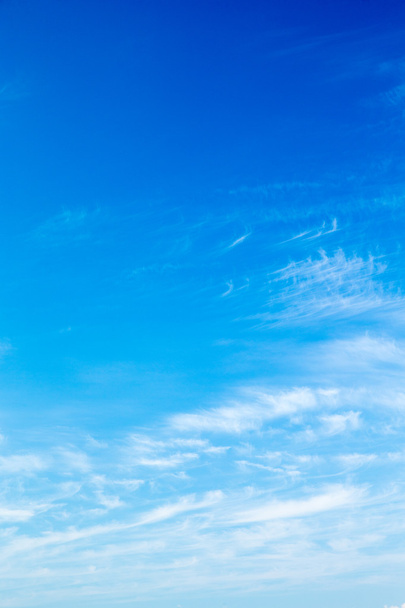 pilvet sinisellä taivaalla - Valokuva, kuva