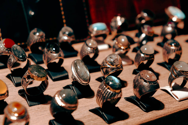 Дорогие ювелирные изделия из золота и бриллиантов - Фото, изображение