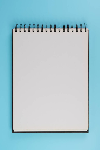 a notebook with a spiral and blank sheets - Fotoğraf, Görsel