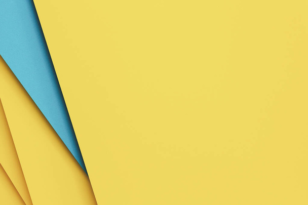 Papeles de color abstractos geometría plano composición de fondo con tonos azules y amarillos. Vista superior - Foto, imagen