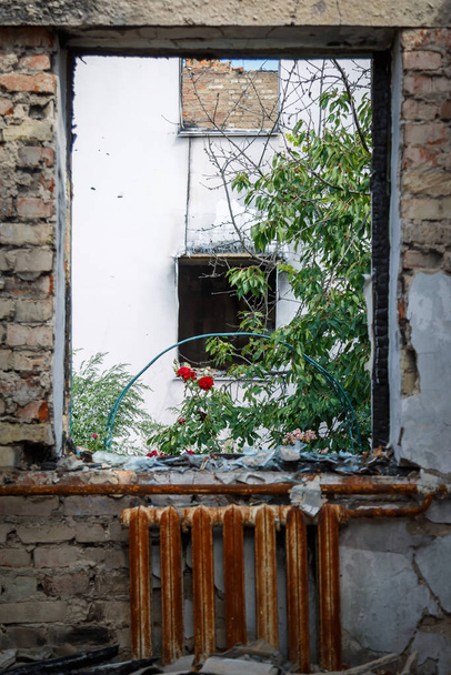 ウクライナ・キエフ地方ブキャンスキー県アンドリュイフカ、ウクライナ戦争、アンドリュイフカでの戦闘後の被害 - 写真・画像