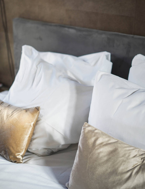 Ensemble d'oreillers superposés sur un lit d'hôtel - Photo, image