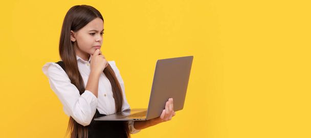 concentré sérieux adolescent fille dans l'école uniforme étude sur ordinateur portable, connaissance. - Photo, image