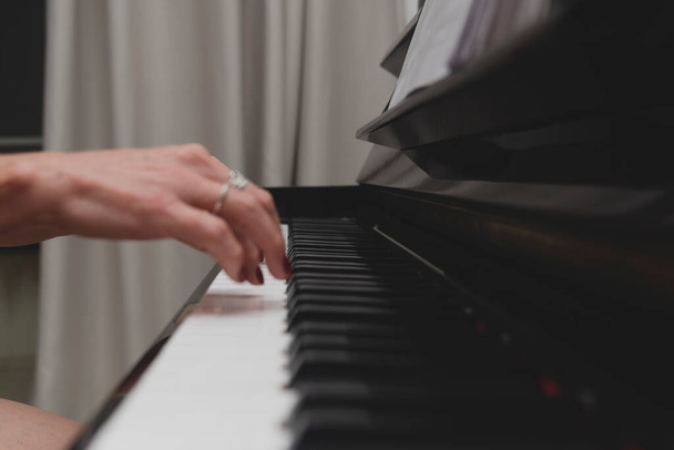 Τα χέρια παίζουν όρθιο πιάνο. Concept μουσική διδασκαλία και τέχνες. Χαλαρώστε και χαρούμενη. - Φωτογραφία, εικόνα