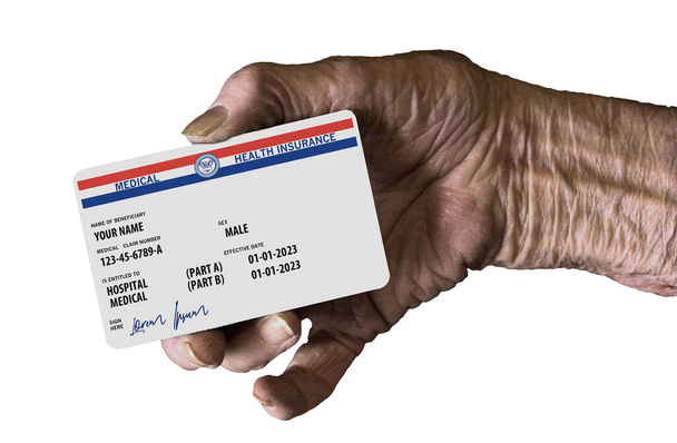 Ecco un falso, generico, 2023 Medicare carta di assicurazione sanitaria detenuti in una mano anziana. Non usa la parola Medicare sulla carta, ma assomiglia a una vera e propria carta Medicare. Questa è un'illustrazione in 3D.  - Foto, immagini