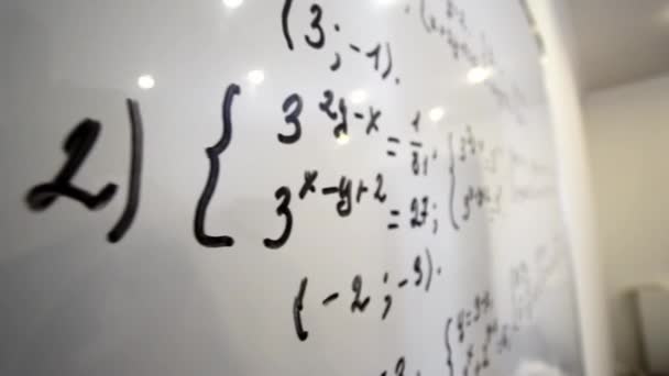 Vyřešená matematika rovnice na tabuli. Vzdělávací proces v kabinetu. - Záběry, video