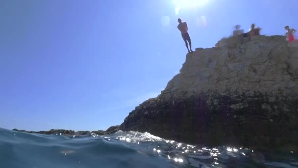 El hombre salta hacia atrás desde el acantilado del océano
 - Metraje, vídeo